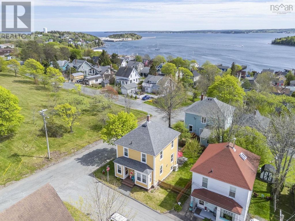 206 Fox Street, Lunenburg