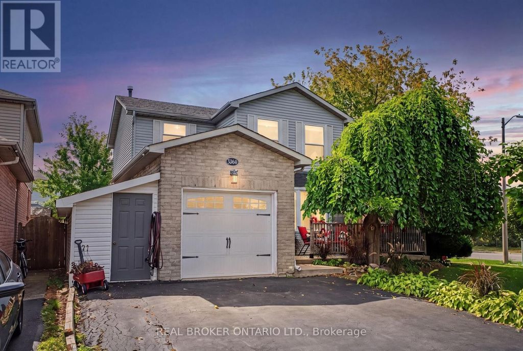 3260 Woodcroft Crescent, Burlington (headon)