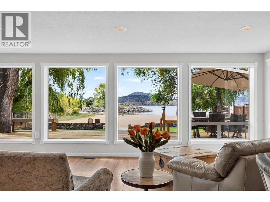 998 Manhattan Drive, Kelowna