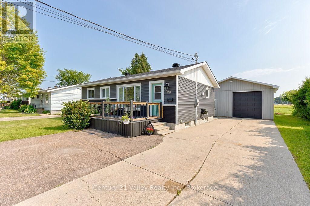 785 Eighth Street, Renfrew