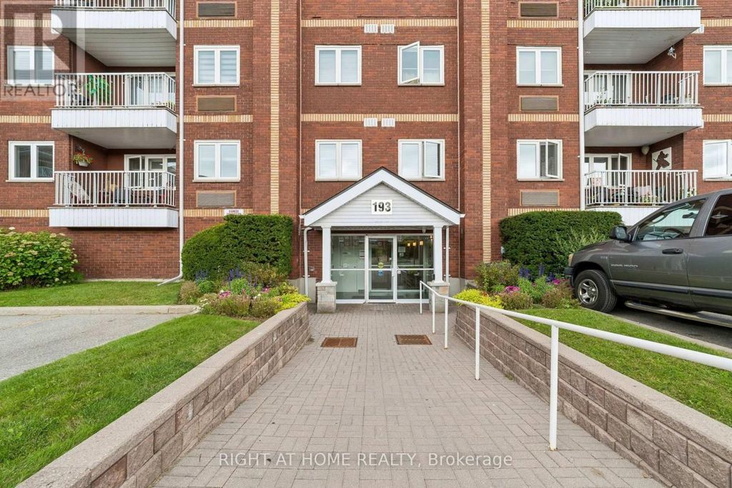 318 - 193 Lake Driveway Drive W, Ajax (south West)