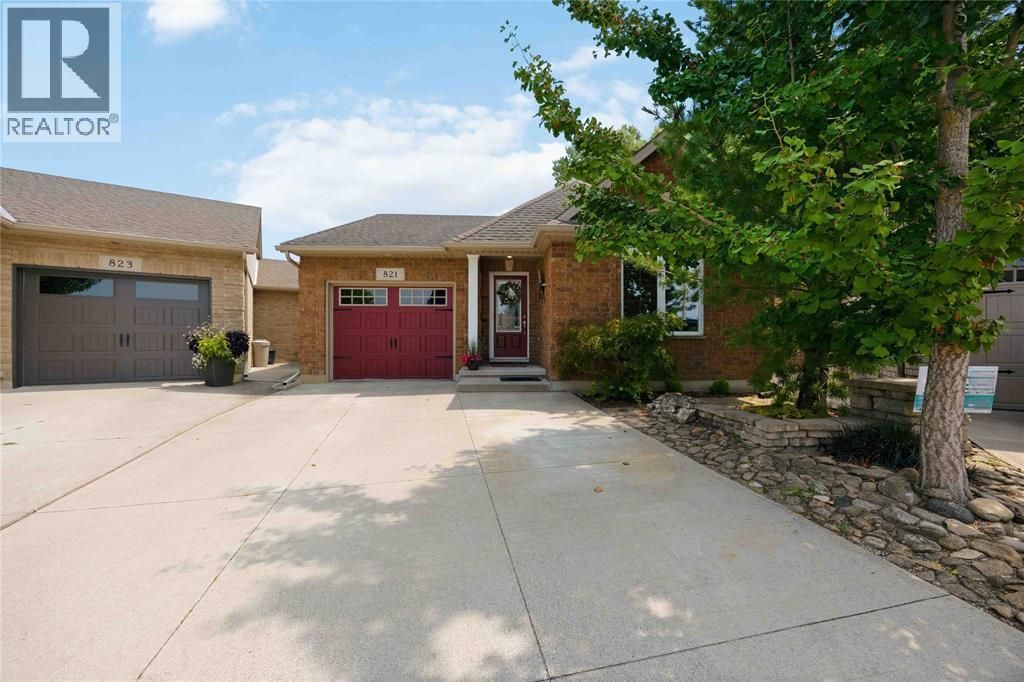 821 Carriage Way, Sarnia