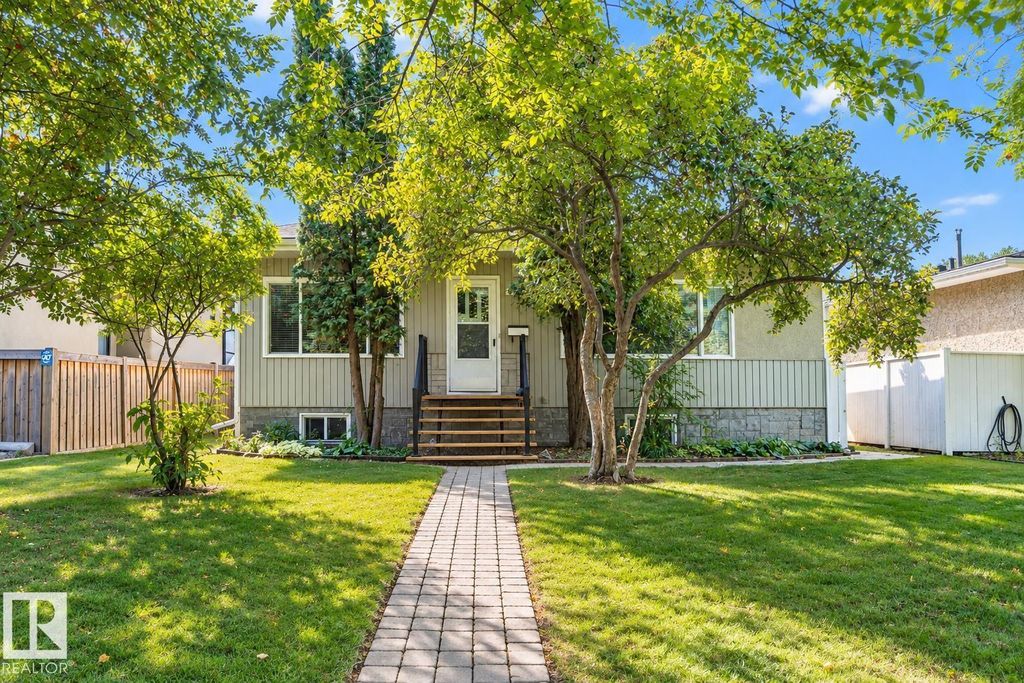8743 Strathearn Dr Nw, Edmonton