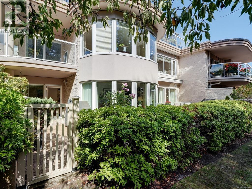 3105 2829 Arbutus Rd, Saanich