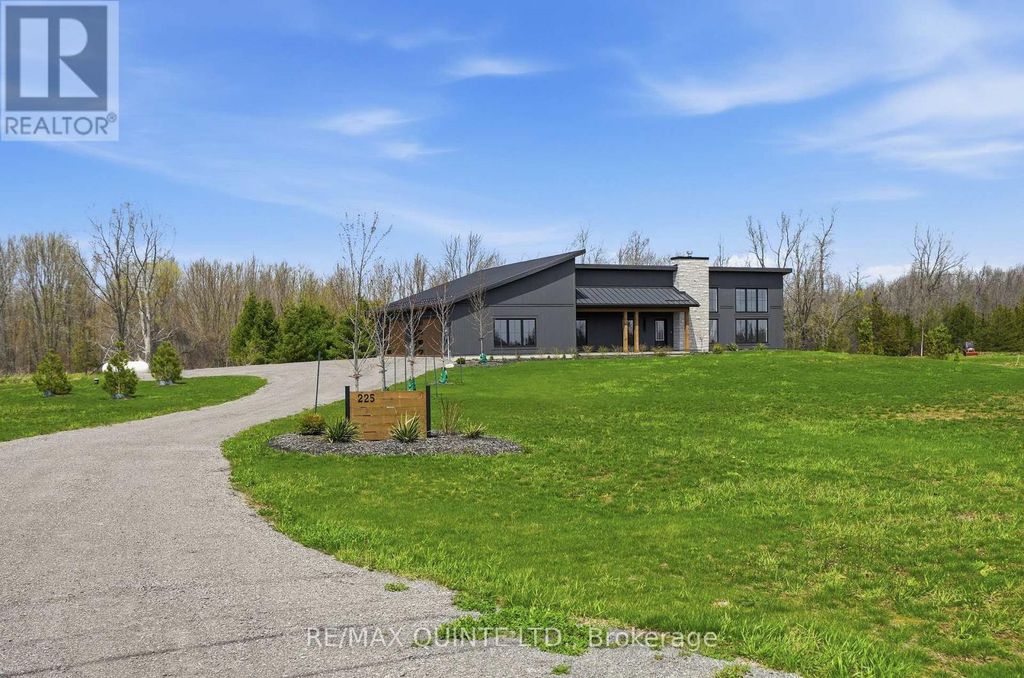 225 Mitchells Crossroad, Prince Edward County (north Marysburg Ward)