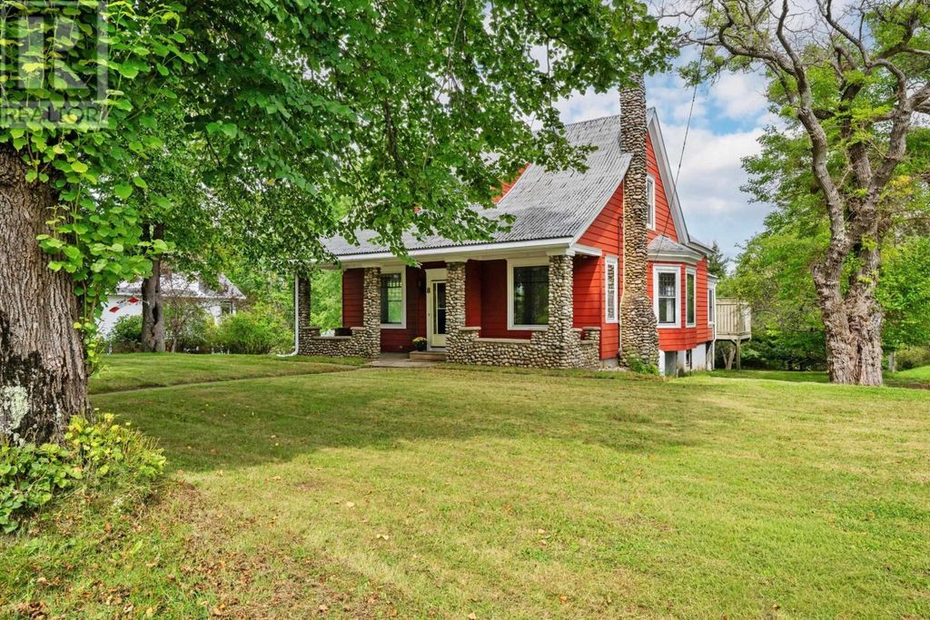 8 Maple Avenue, Lunenburg
