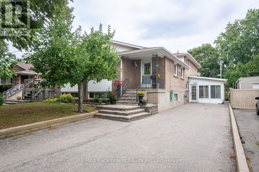 1237 Redbank Crescent, Oakville (cp College Park)