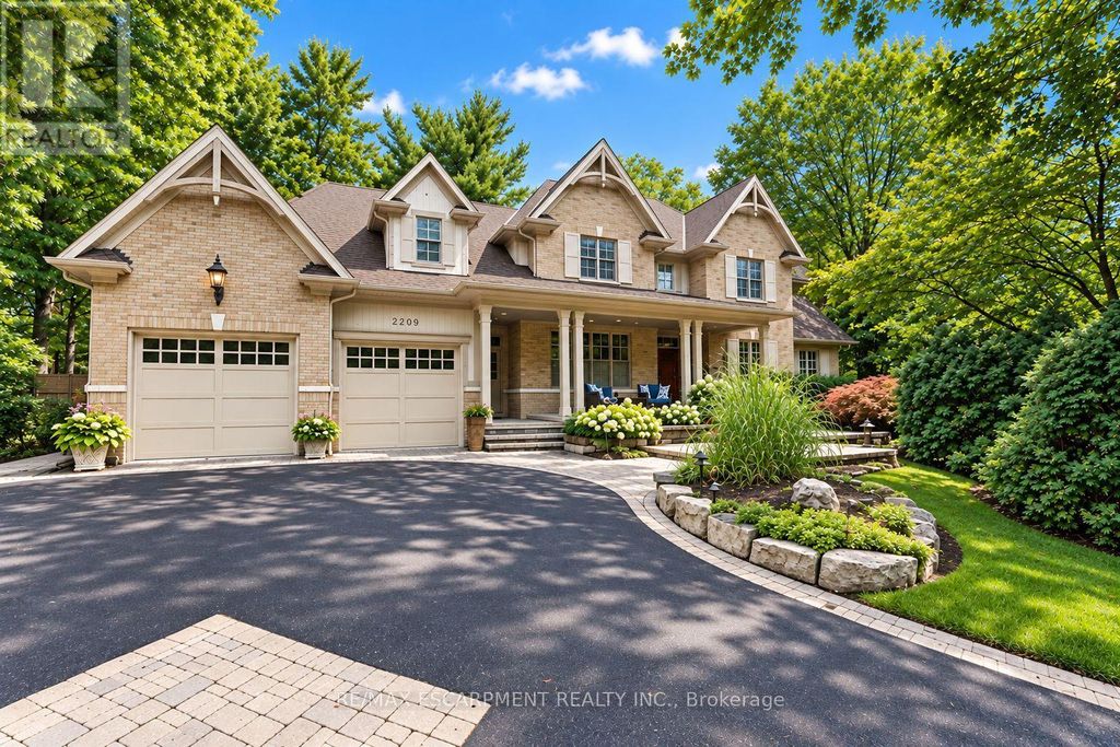 2209 Pineneedle Row, Mississauga (erindale)