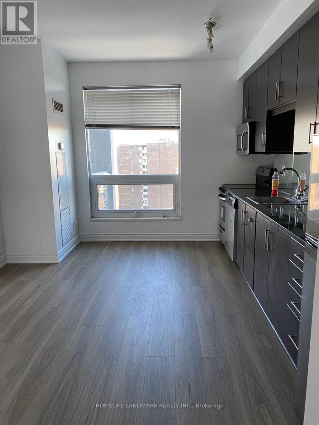 1904 - 30 Herons Hill Way, Toronto (henry Farm)