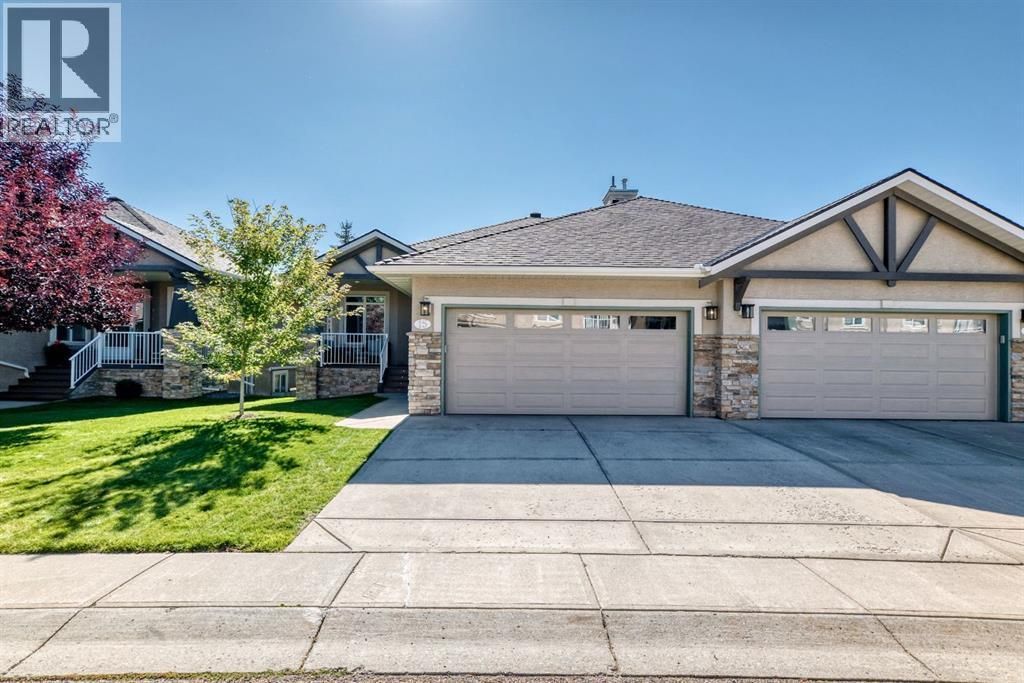 15 Discovery Woods Villas Sw, Calgary