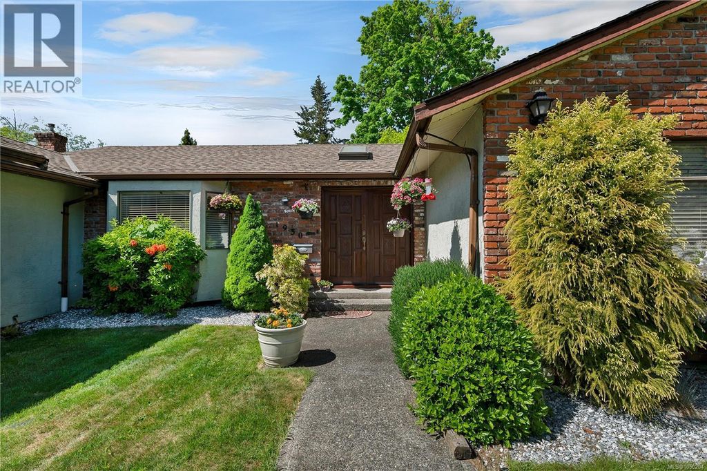 1930 Gillian Pl, Campbell River
