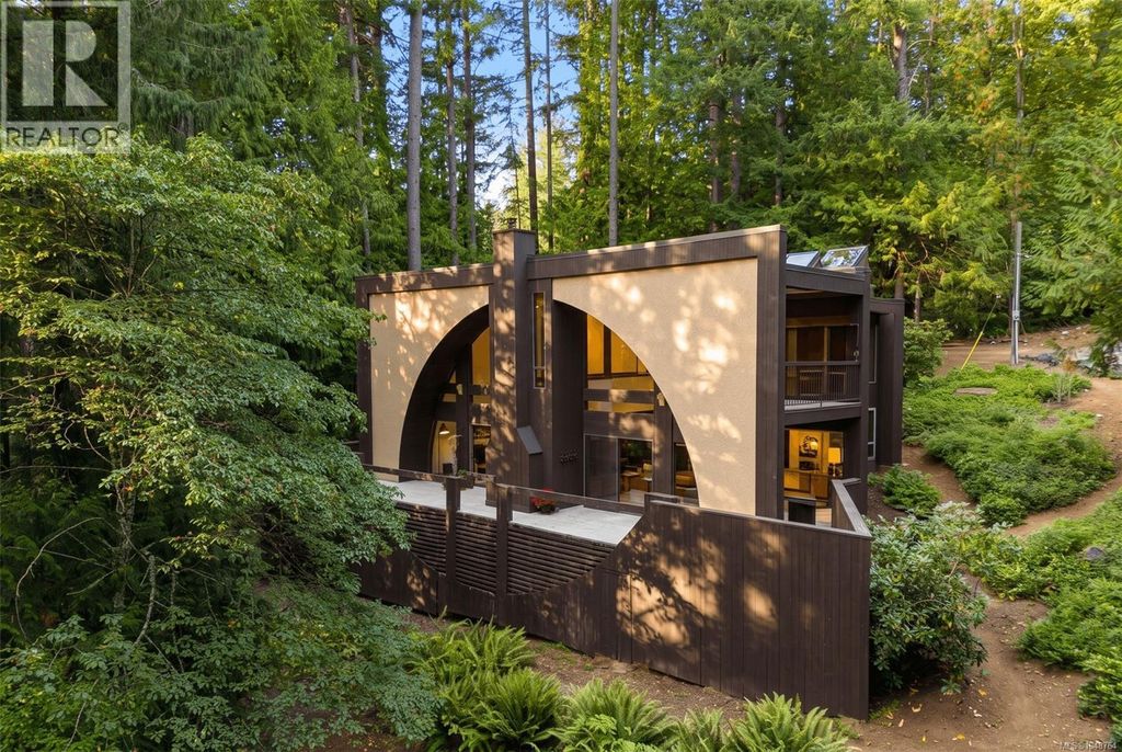 5748 West Saanich Rd, Saanich