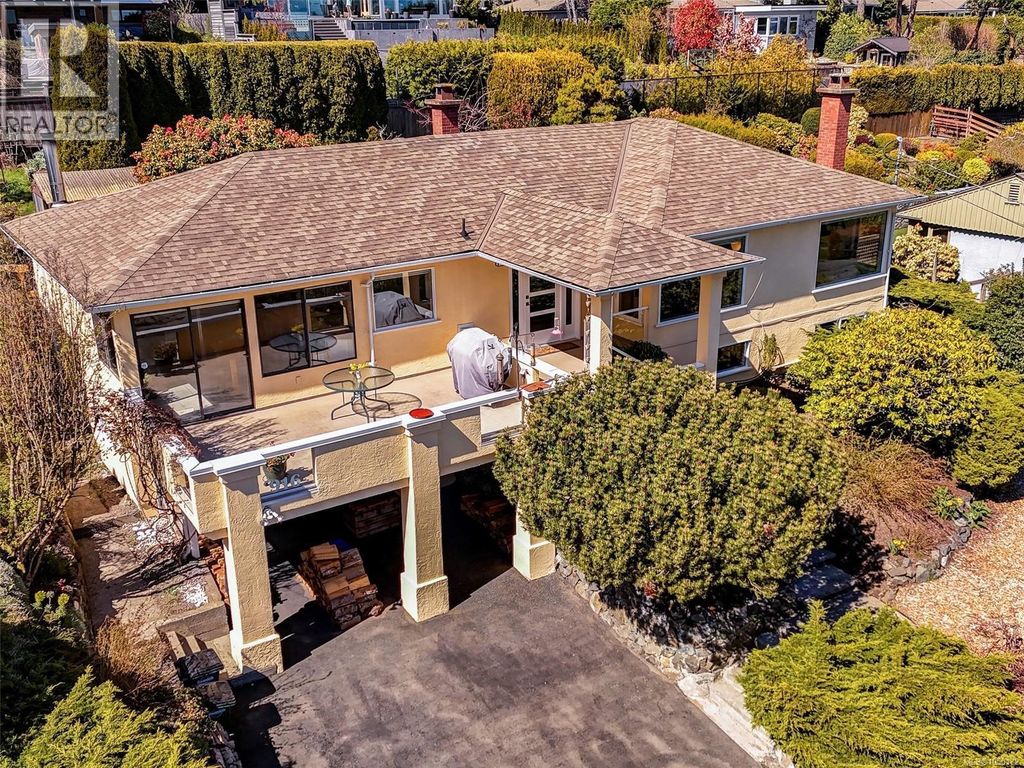 916 Claremont Ave, Saanich
