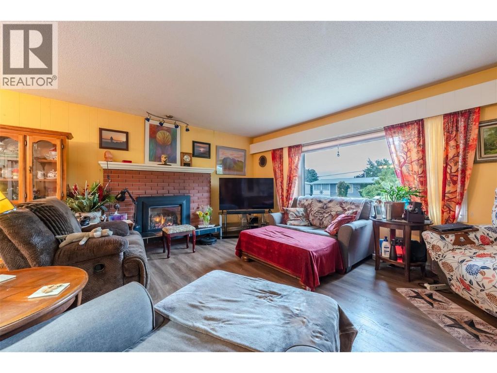 902 Maccleave Avenue, Penticton