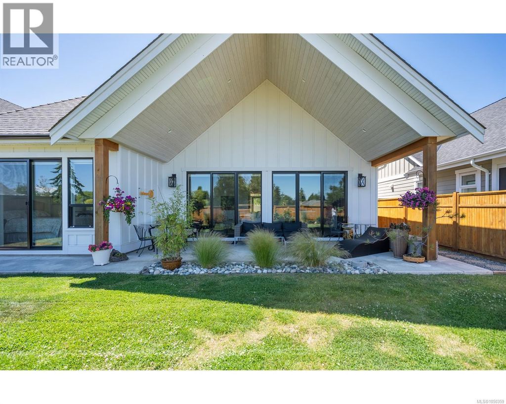 427 Cottage Dr, Qualicum Beach