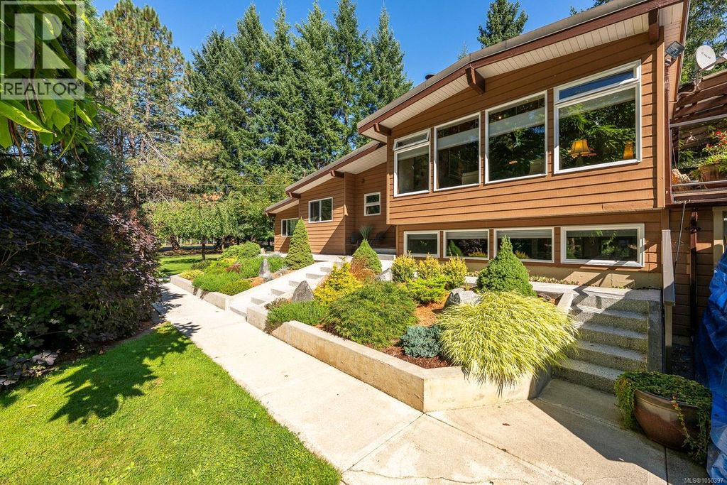 3742 James Cres, Black Creek