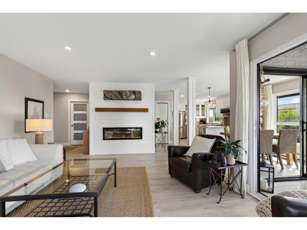 302 1290 Martin Street, White Rock