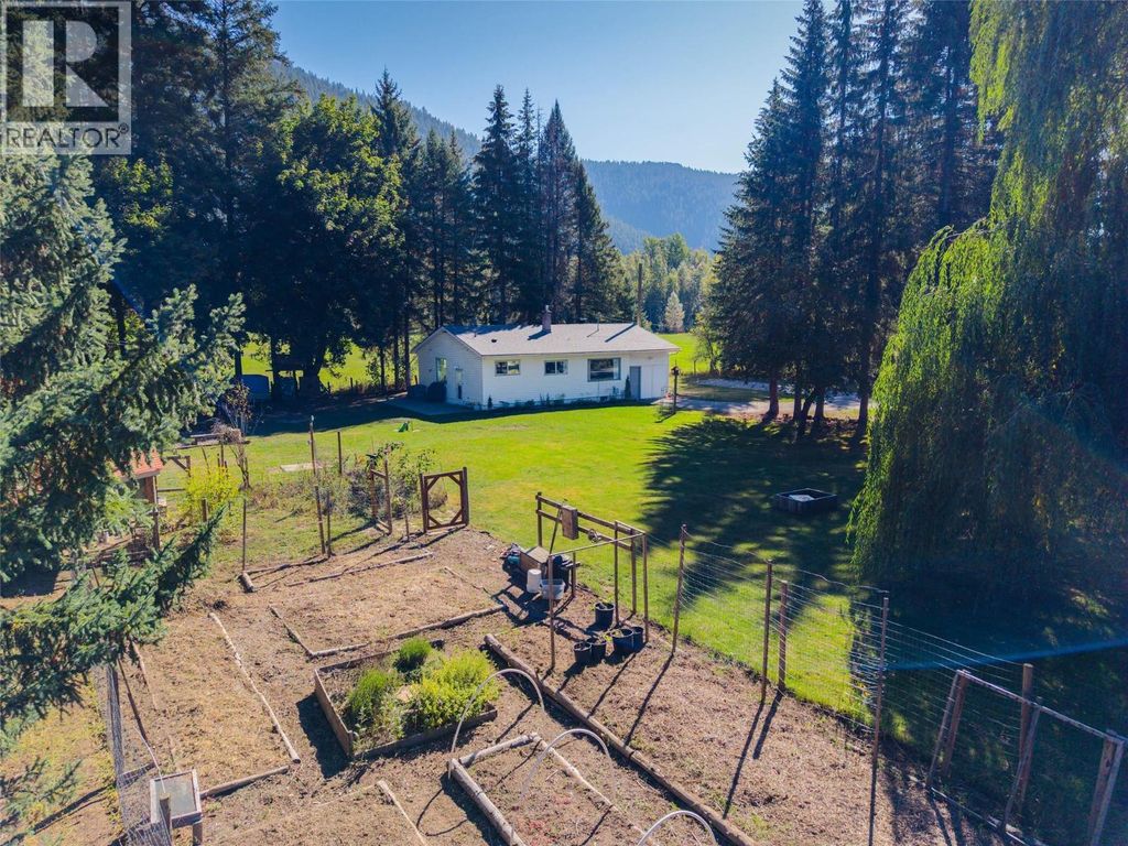 717 Larsen Road, Salmo