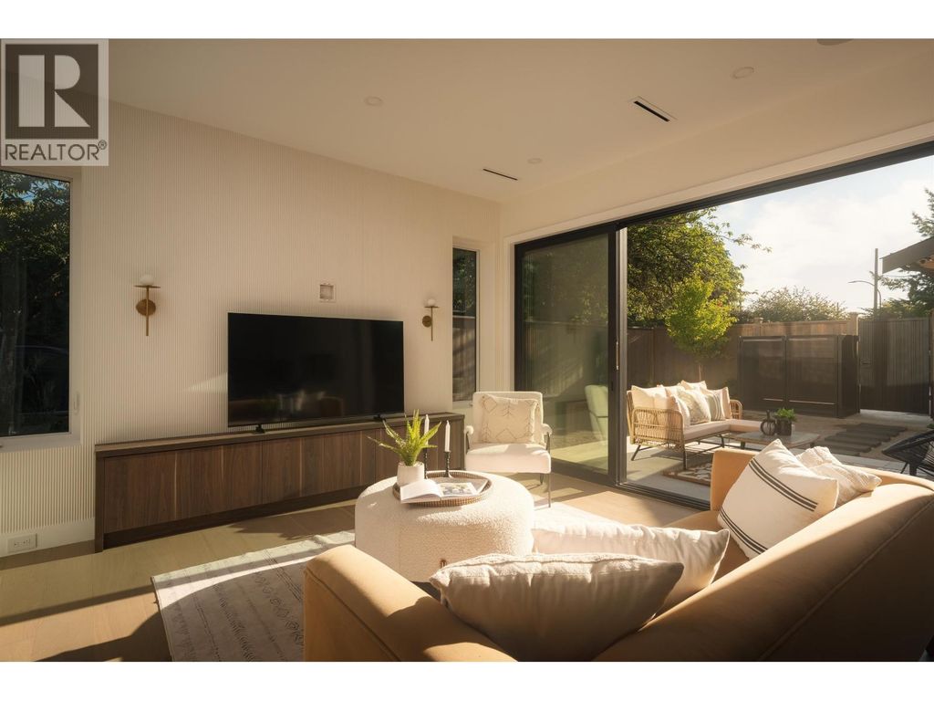 2 812 E 26th Avenue, Vancouver