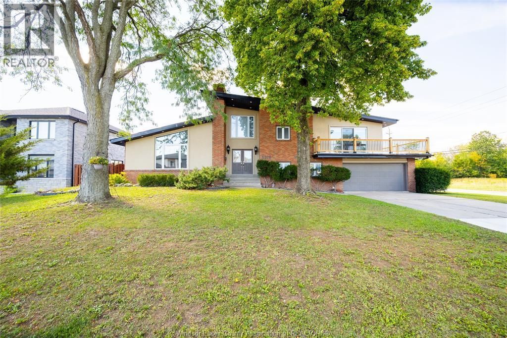2405 Roxborough Boulevard, Windsor