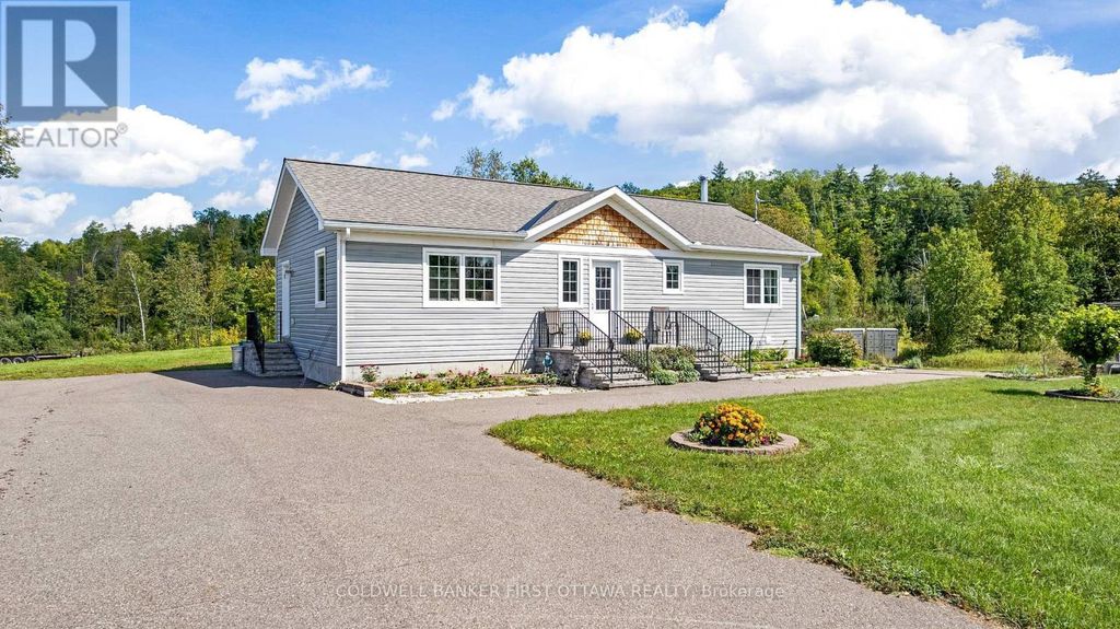 8688 Highway 511, Lanark Highlands
