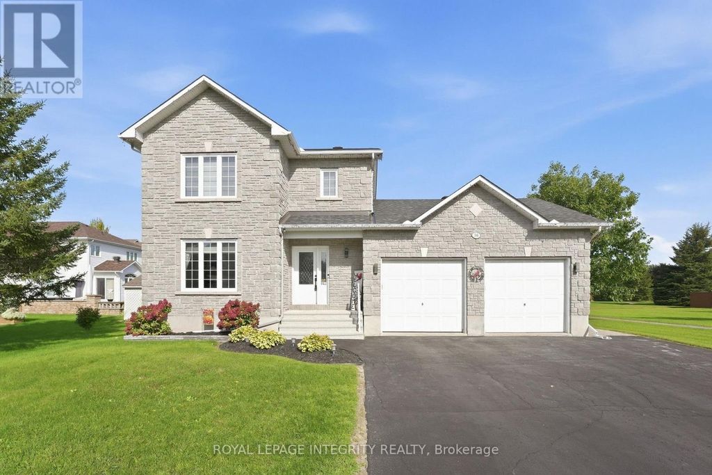 36 Frontenac Boulevard, Russell