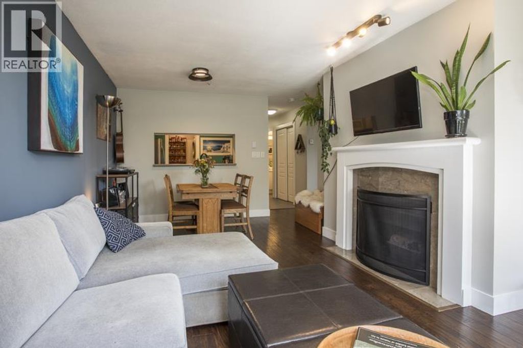 211 8460 Jellicoe Street, Vancouver