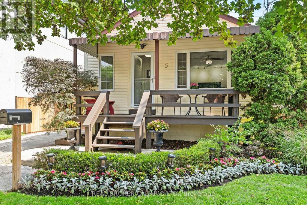 5 Acorn Avenue, Toronto (islington-City Centre West)