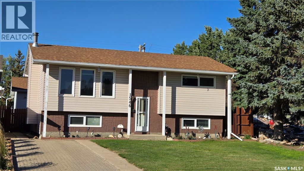 1546 Hochelaga Street W, Moose Jaw