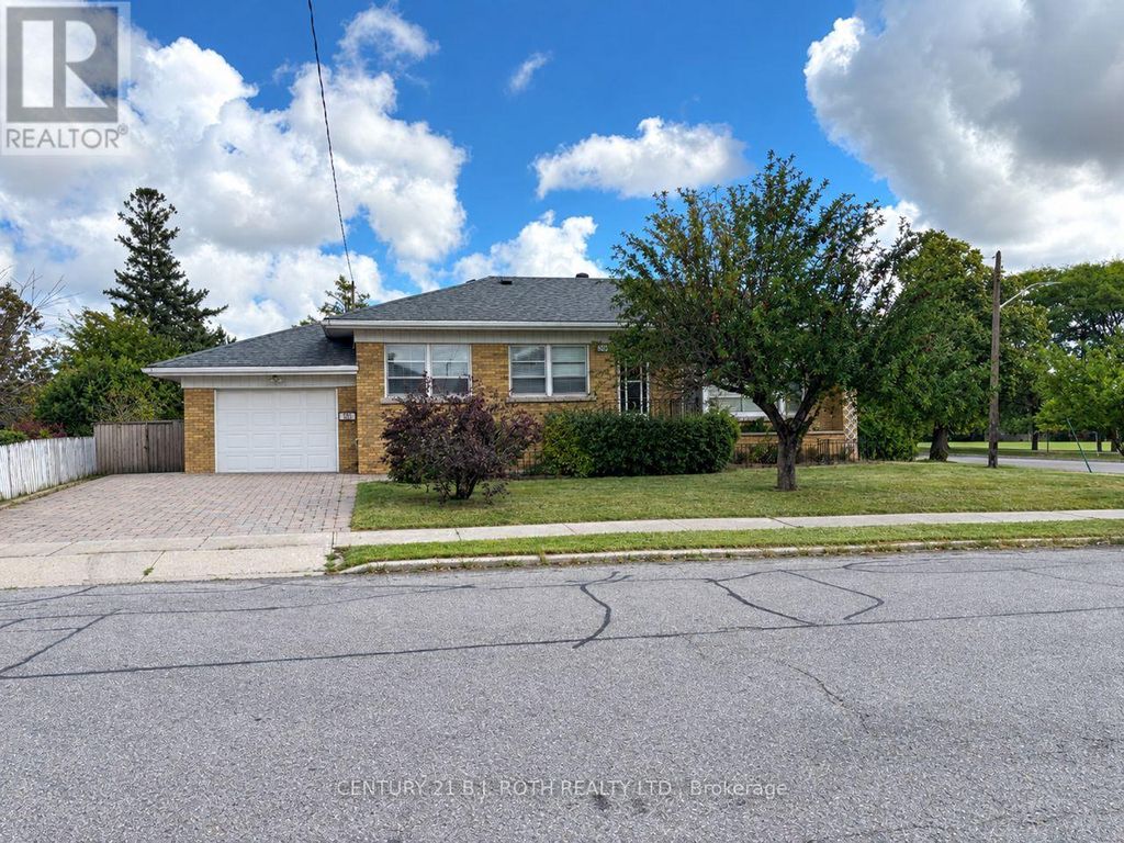 33 Lewiston Road, Toronto (dorset Park)