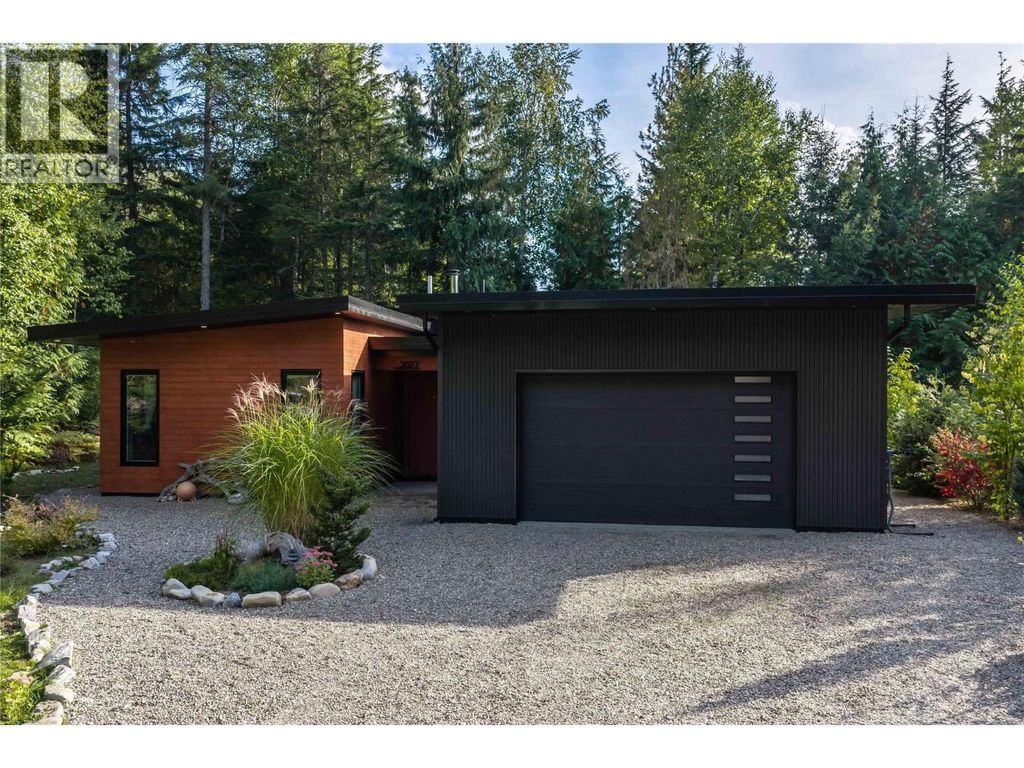 2077 Uplands Road, Revelstoke