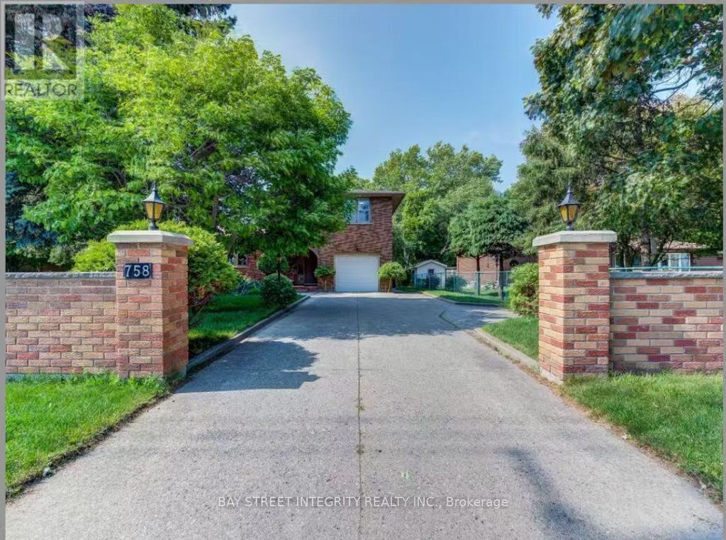 Upper 758 Bradley Avenue, London South (south Y)