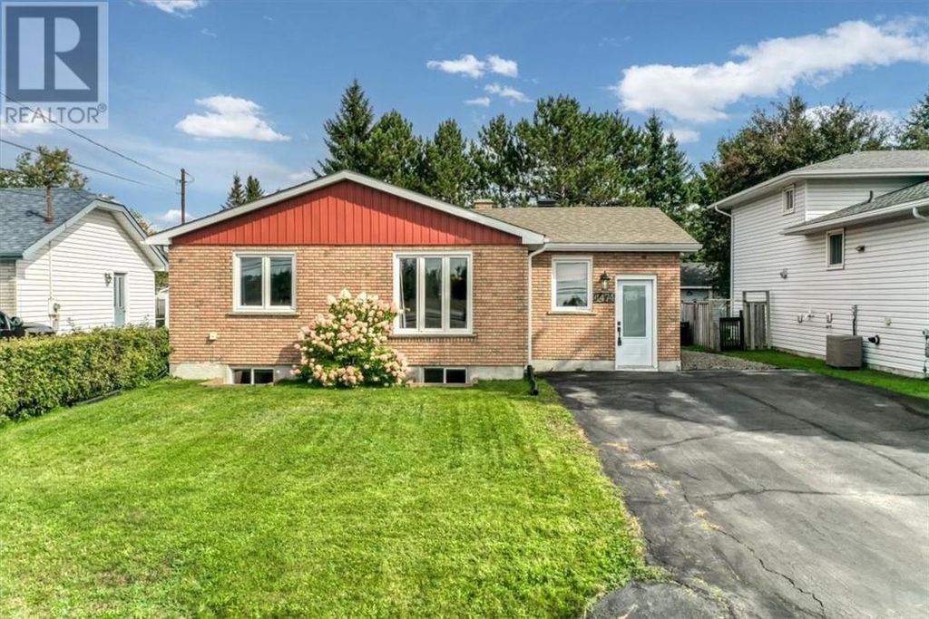 4474 Tate Boulevard, Val Therese