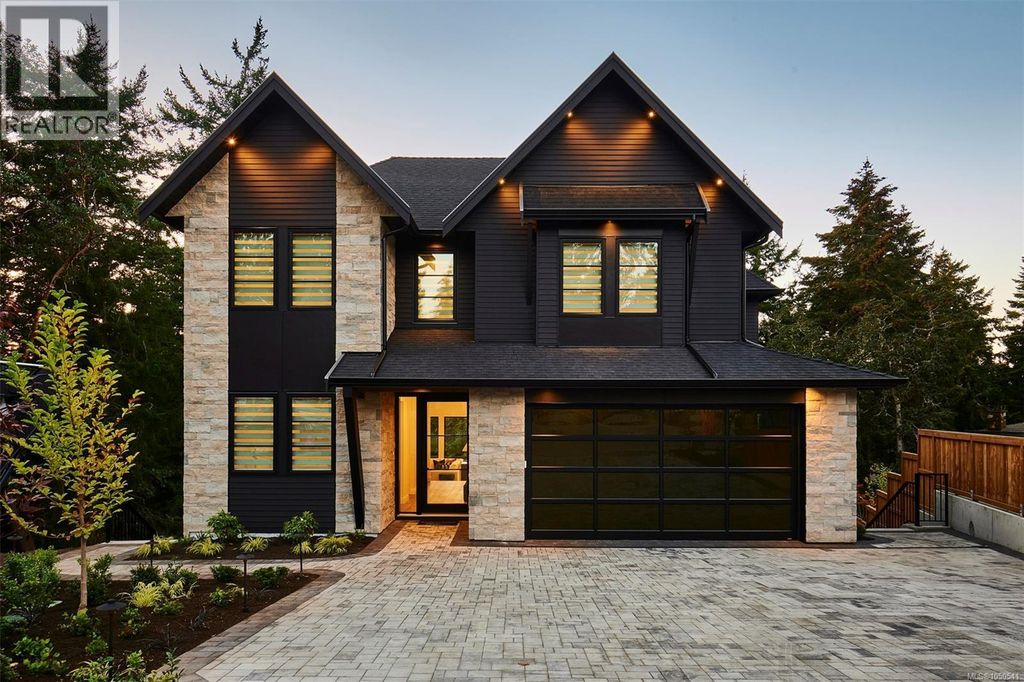 3912 Woodlands Pl, Saanich