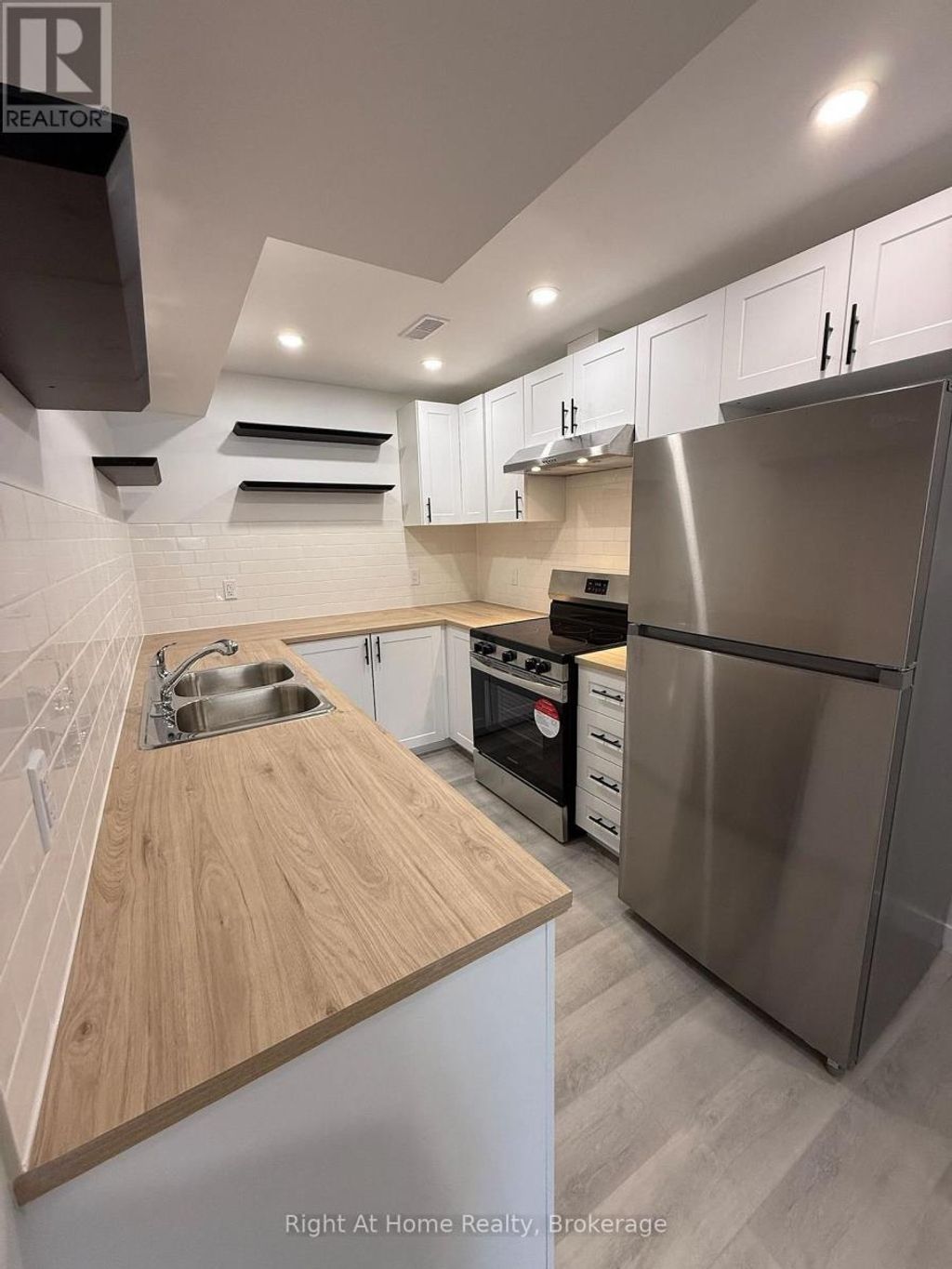 Lower - 245 Benninger Drive, Kitchener