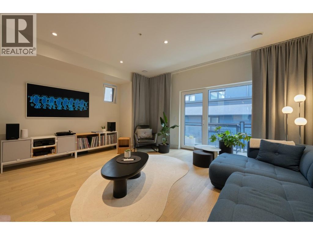 24 632 E 3rd Street, North Vancouver