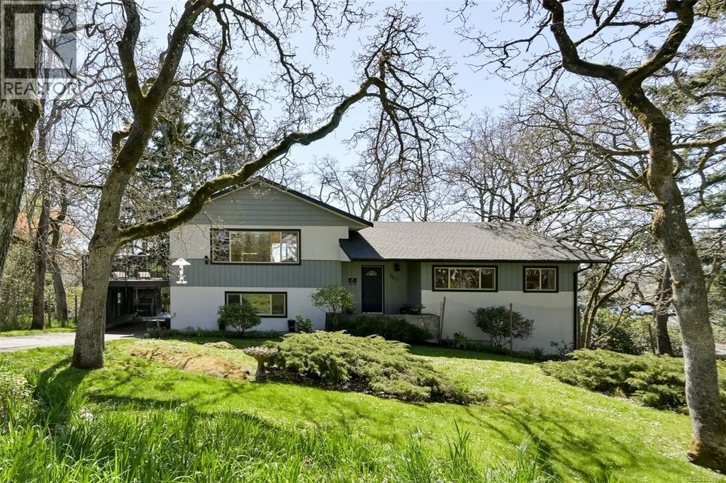 967 Ridgeway St, Saanich