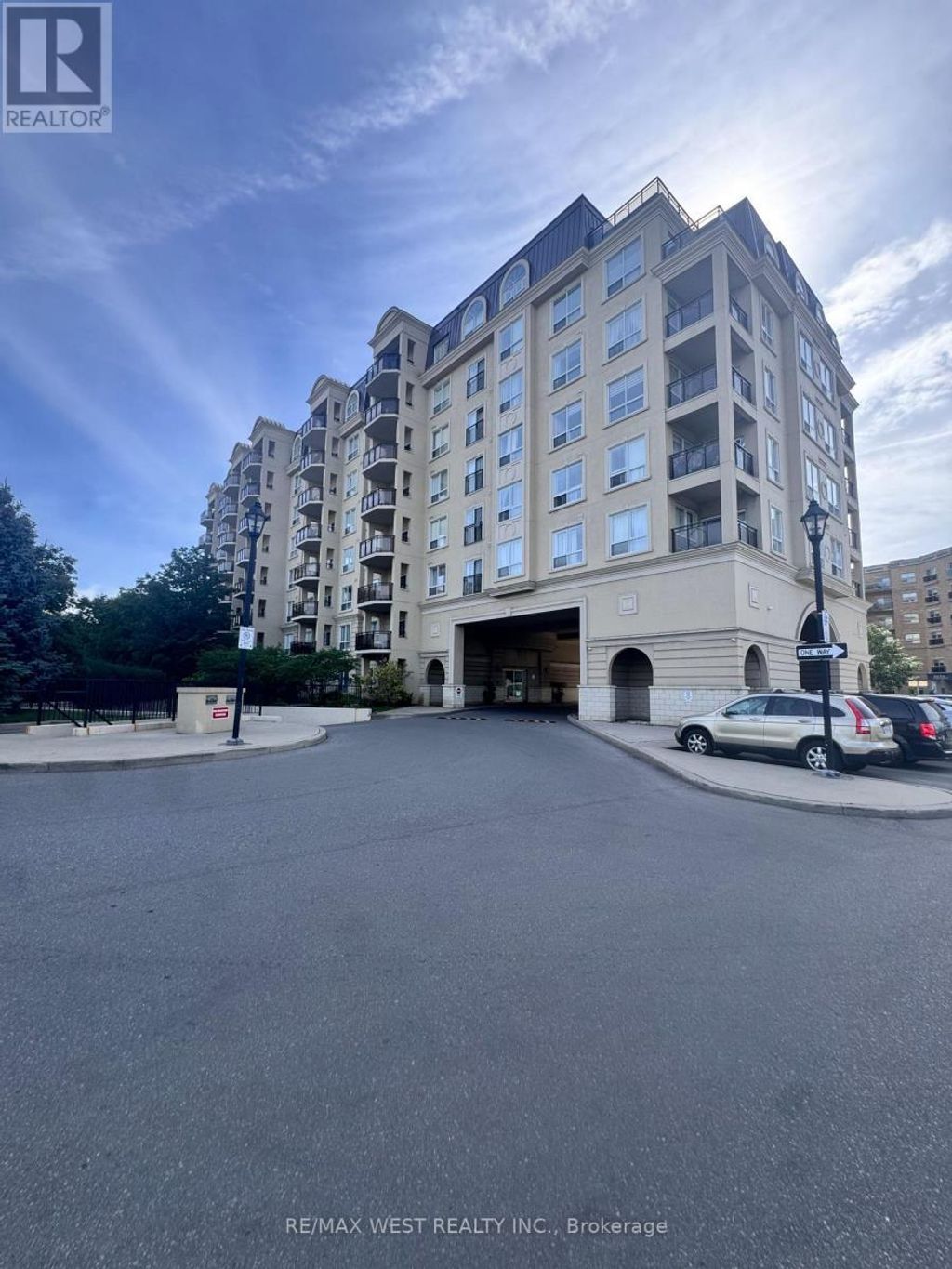 421 - 1 Maison Parc Court, Vaughan (lakeview Estates)