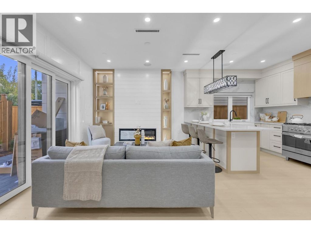 2 2888 E 6th Avenue, Vancouver