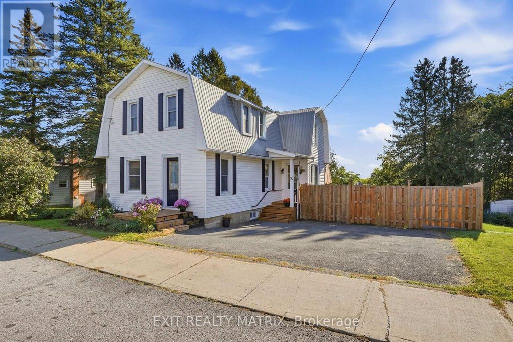 75 Stanley Avenue, Champlain