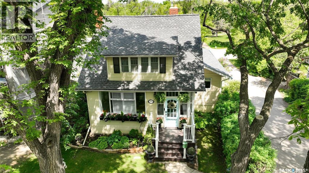 2718 Regina Avenue, Regina