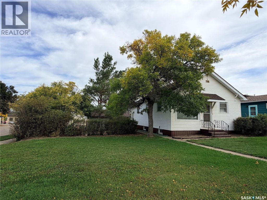 203 4th Avenue E, Assiniboia