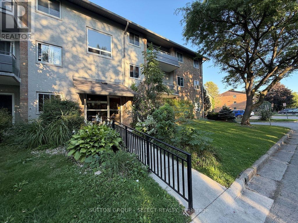 12 - 675 Wonderland Road S, London South (south M)