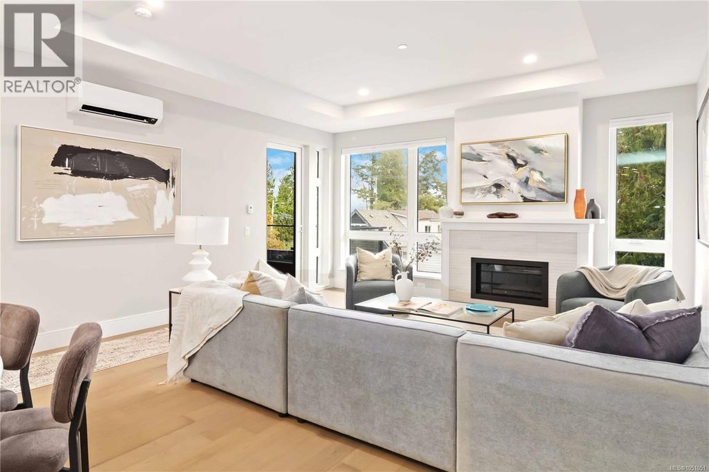 305 990 Doumac Ave, Saanich