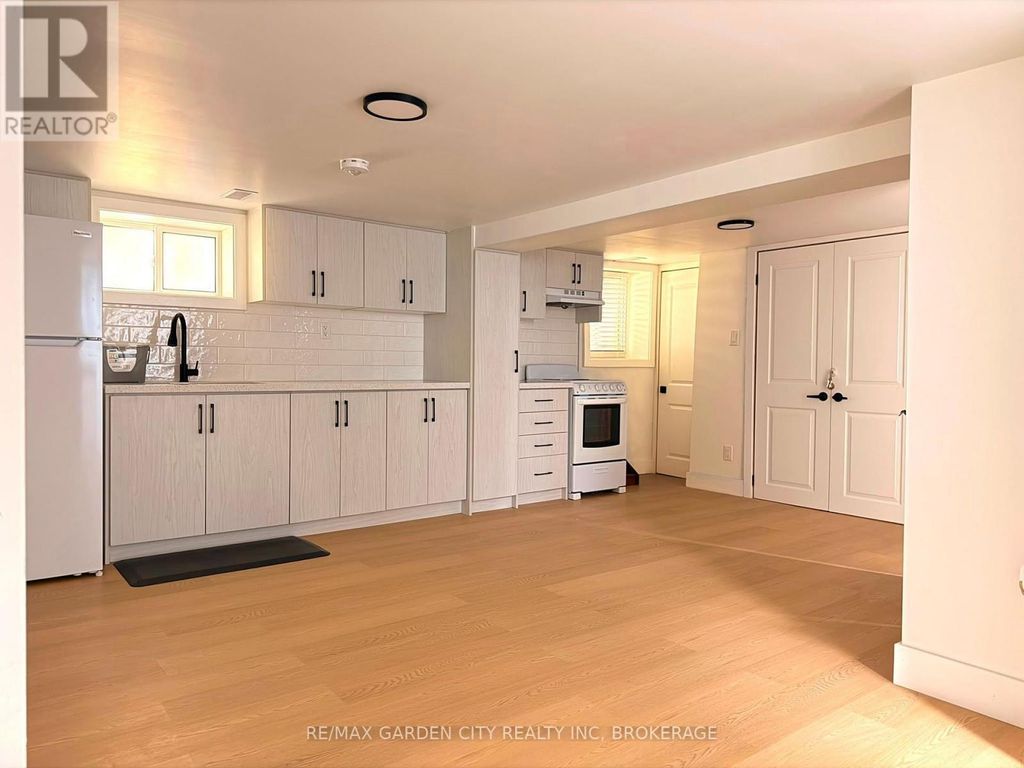 5261 Buchanan Avenue, Niagara Falls (cherrywood)