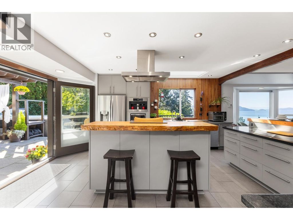 350 Bayview Place, Lions Bay