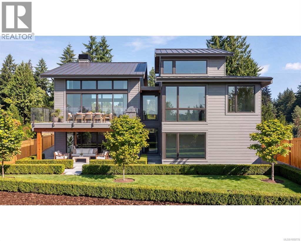 135 Sunningdale Rd W, Qualicum Beach