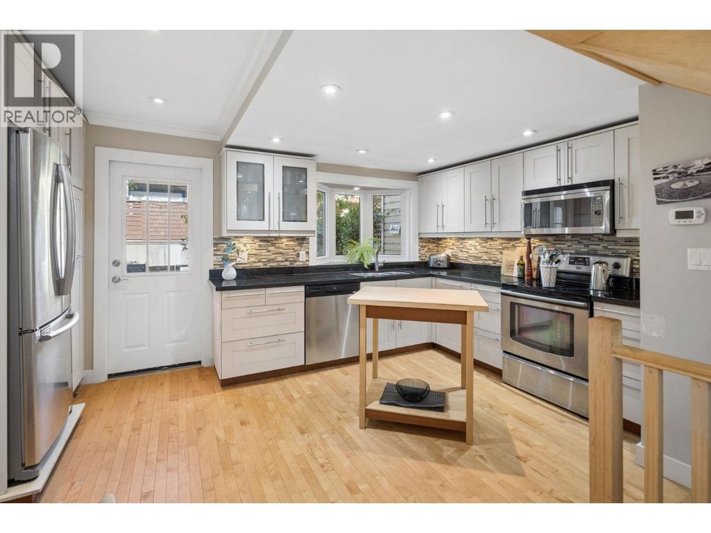 3 230 W 15th Street, North Vancouver