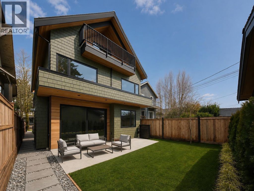 2 2755 W 11th Avenue, Vancouver