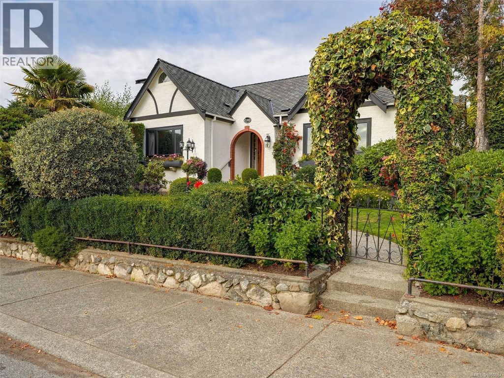 2390 Musgrave St, Oak Bay